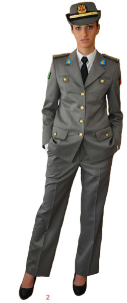 Парадная униформа женщин-военнослужащих сухопутных войск Албании