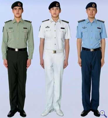 <strong>Повседневная униформа c беретом Народно-Освободительной армии Китая (слева направо):</strong><br />— сухопутные войска;<br />— военно-морские силы;<br />— военно-воздушные силы.» border=»0″ class=»aligncenter» /></a></td>
</tr>
</table>
</div>
<div align=
