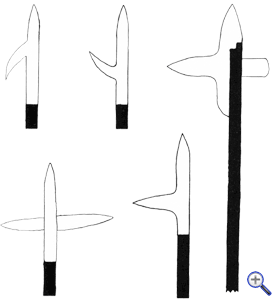 <strong>Разновидности наконечников клевцов �цзи�, сочетающих в себе обычное копье �мао� и лезвия-крюки �гэ�</strong>� border=�0? class=�aligncenter� /></a><br />
  <strong>Разновидности наконечников клевцов �цзи�, сочетающих в себе обычное копье �мао� и лезвия-крюки �гэ�</strong><br />
Копье с крючкообразным наконечником «гэ» имело древко стандартной длины, которое не превышало высоты человеческого роста более чем в 3 раза. Обычно «гэ» были длиной 3,03-3,14 м. Однако встречались копья «гэ» и меньшей длины ? всего 0,91-1,4 м.<br />
Копье или пика «мао», бывшее стандартным вооружением пехоты и кавалерии, имело, как правило, бронзовый, а в последующем ? железный наконечник, а длина  деревянного или бамбукового древка составляла 2,7-2,8 м.<br />
В ханьскую эпоху существовали клевцы «цзи» двух основных типов: один представлял собой копье-трезубец, другой ? подобие алебарды.</div>
<p></p>
<p align=