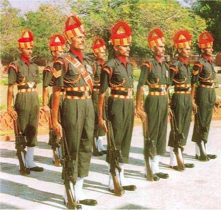 Военнослужащие Бригады Гвардии (The Brigade of the Guards) на занятиях по строевой подготовке