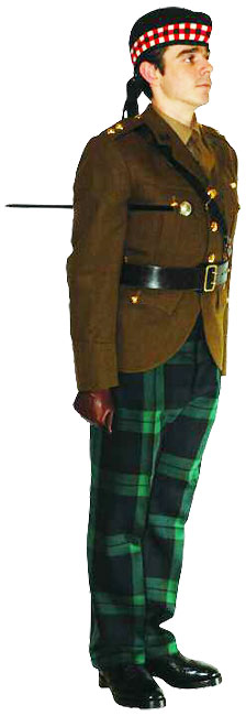 Офицер Королевского полка Шотландии (Royal Regiment of Scotland) в униформе № 2С с клетчатыми брюками.